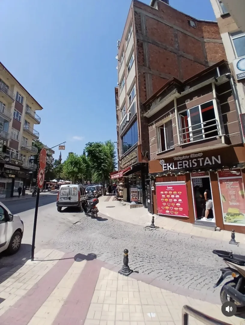 Cumhuriyet Caddesinde Çarşı Merkezde İş Yeri