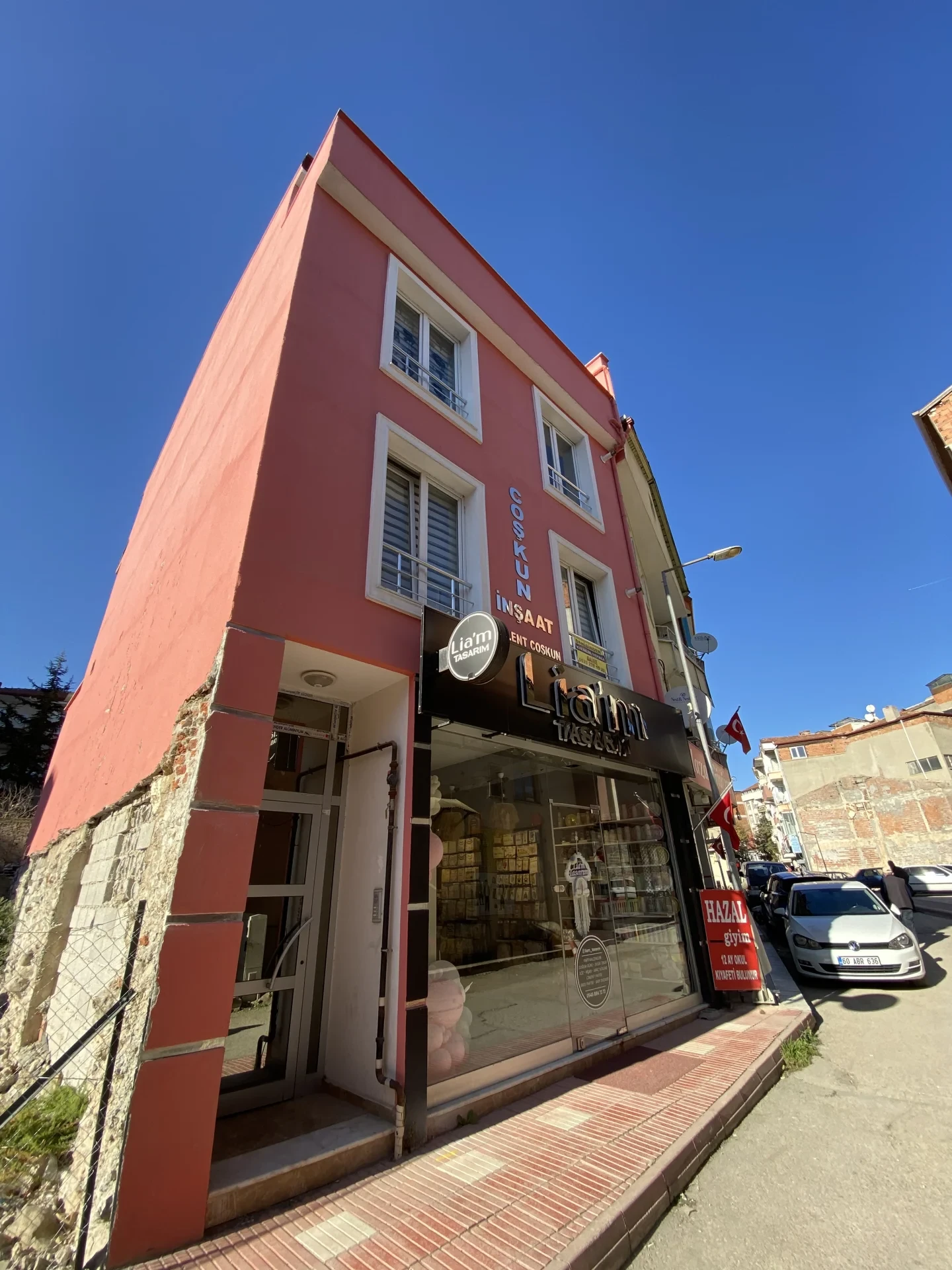 2+0   CUMHURİYET CADDESİ CAMİCEDİR SOKAK / MERZİFONUN GÖZ BENEĞÜNDE