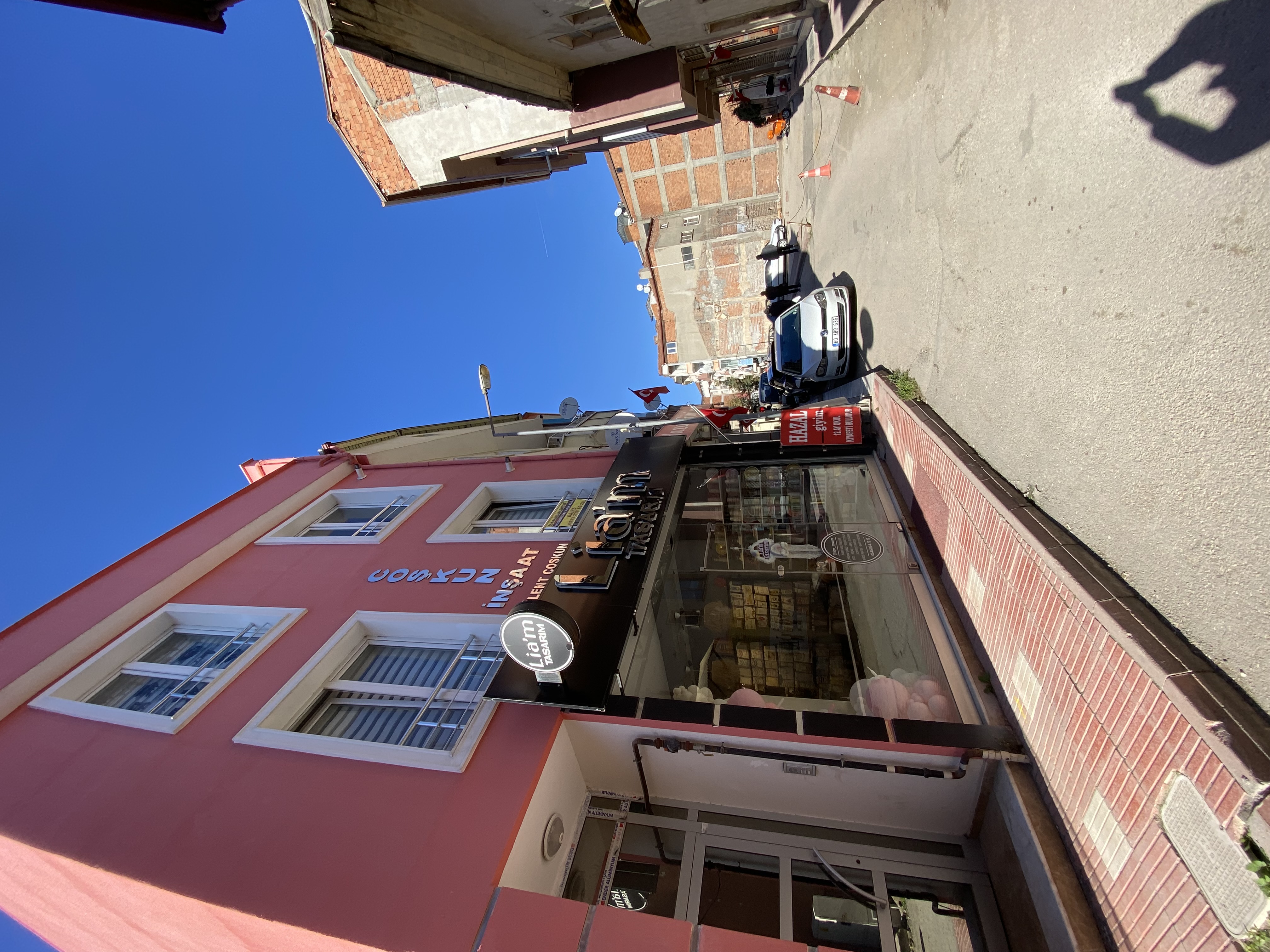 2+0   CUMHURİYET CADDESİ CAMİCEDİR SOKAK / MERZİFONUN GÖZ BENEĞÜNDE