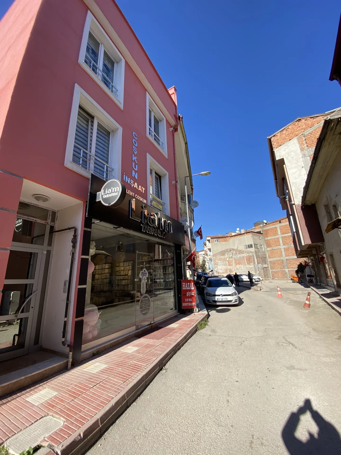 2+0   CUMHURİYET CADDESİ CAMİCEDİR SOKAK / MERZİFONUN GÖZ BENEĞÜNDE