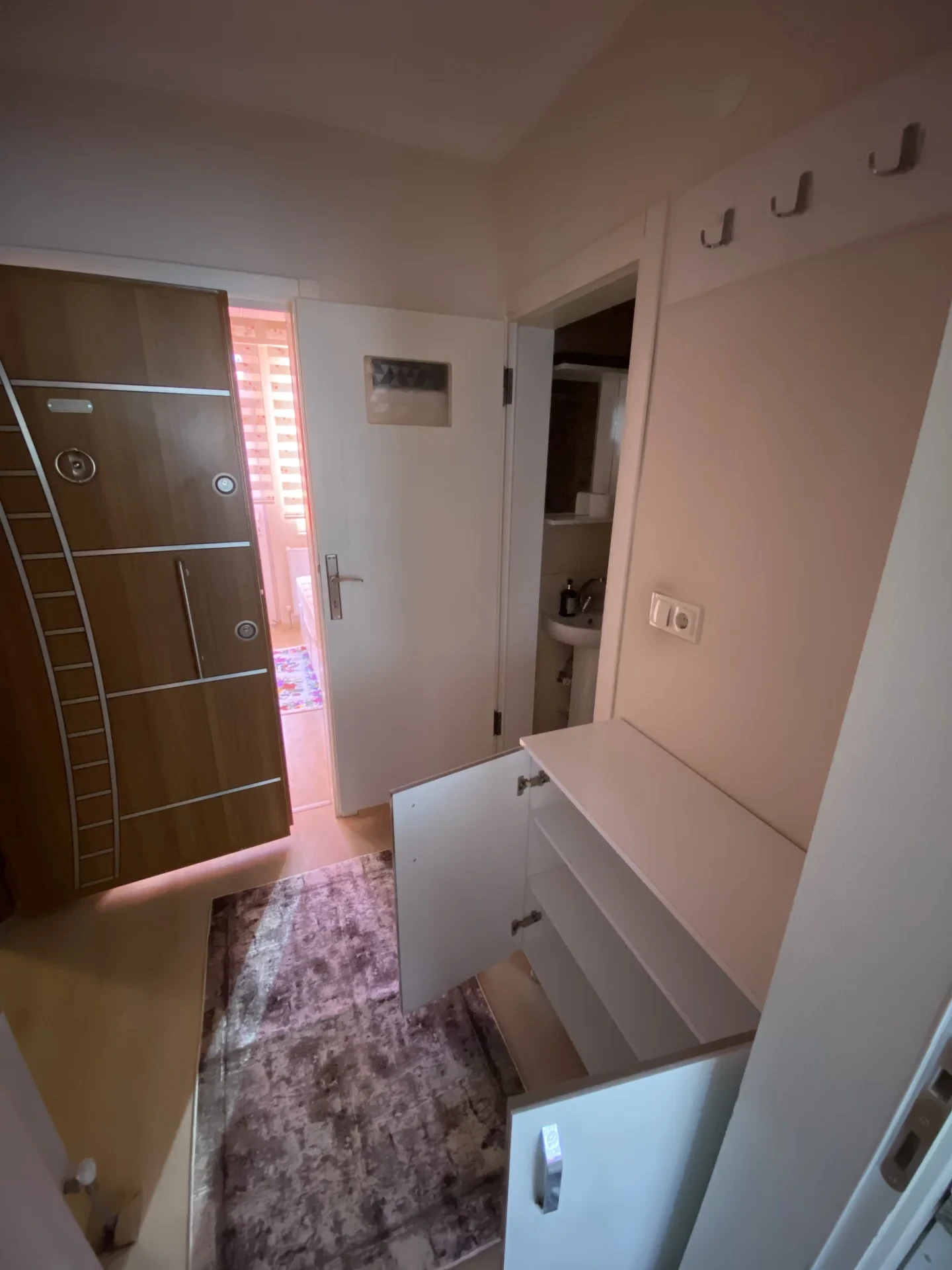 2+0   CUMHURİYET CADDESİ CAMİCEDİR SOKAK / MERZİFONUN GÖZ BENEĞÜNDE