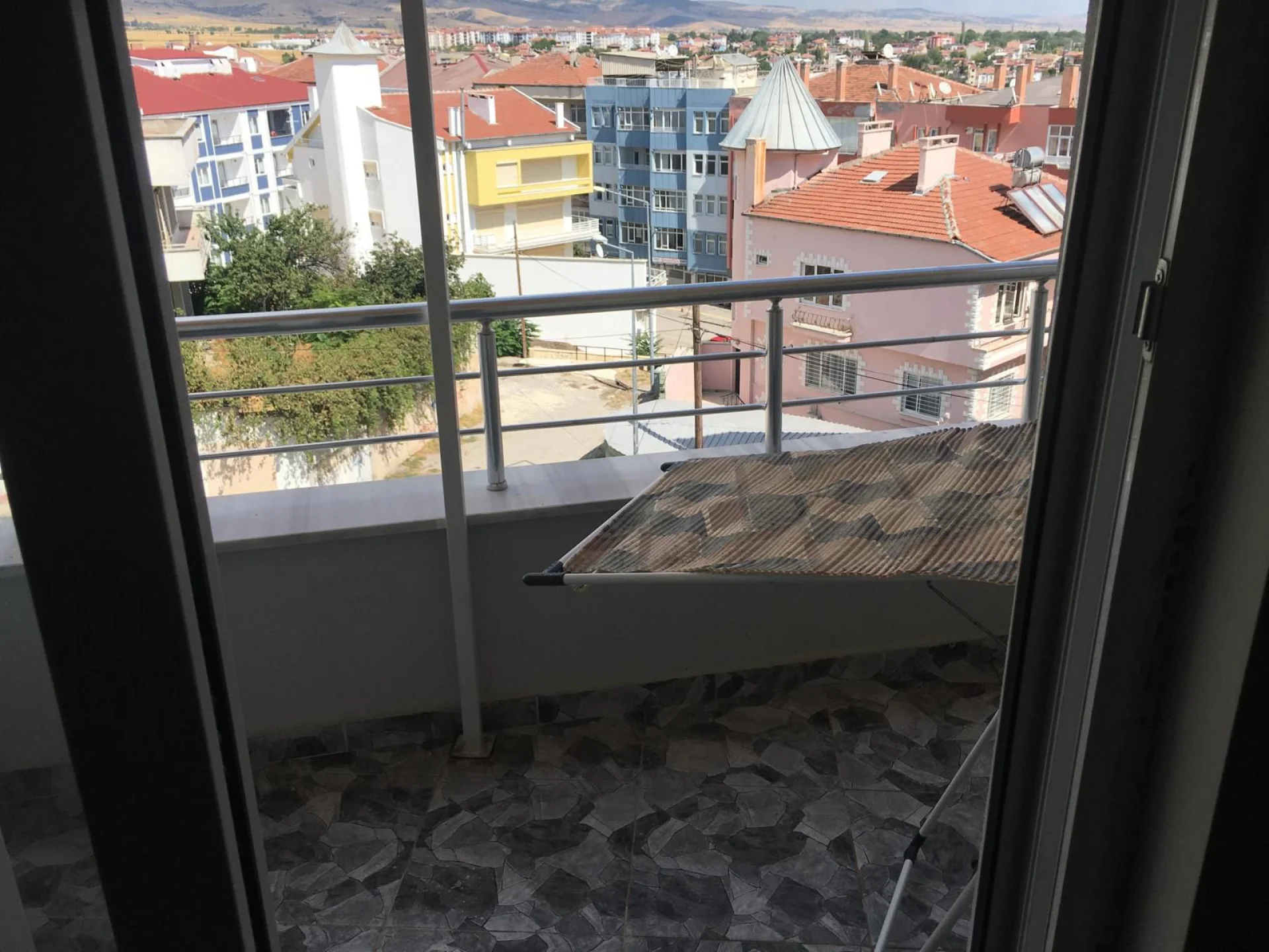 ÇARŞI MERKEZDE BELEDİYE KARŞISI 1+1 ( EŞYALI )