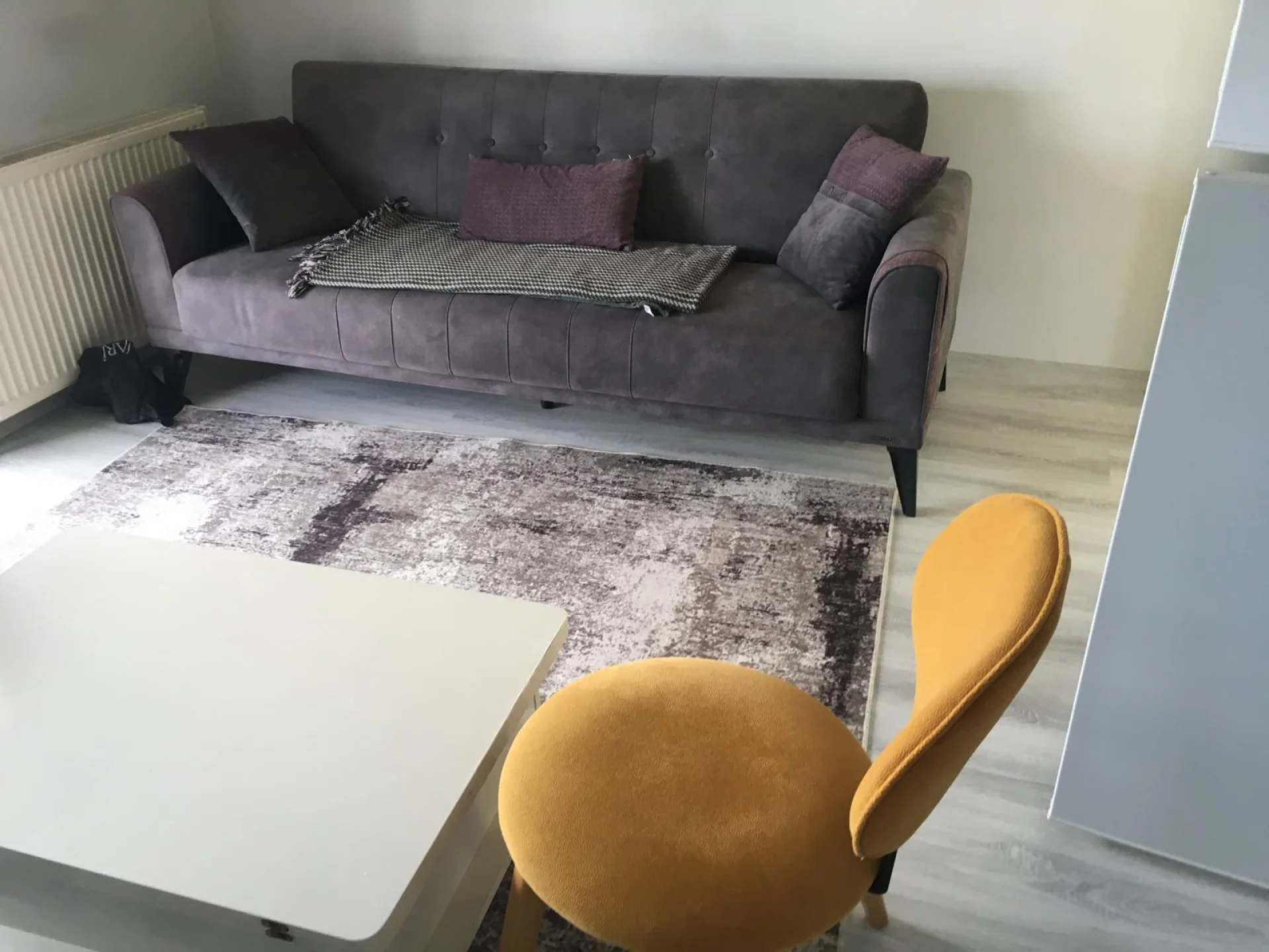 ÇARŞI MERKEZDE BELEDİYE KARŞISI 1+1 ( EŞYALI )