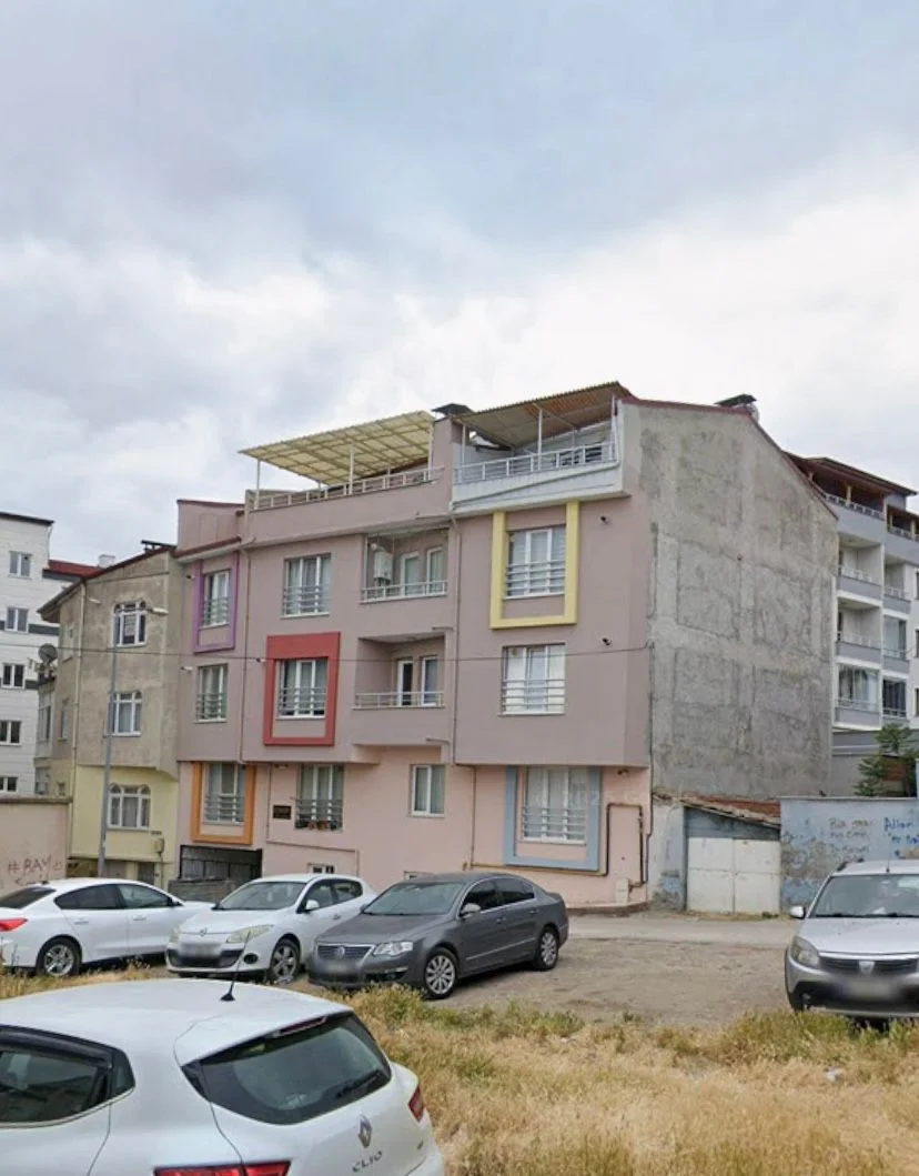 ÇARŞI MERKEZDE BELEDİYE KARŞISI 1+1 ( EŞYALI )
