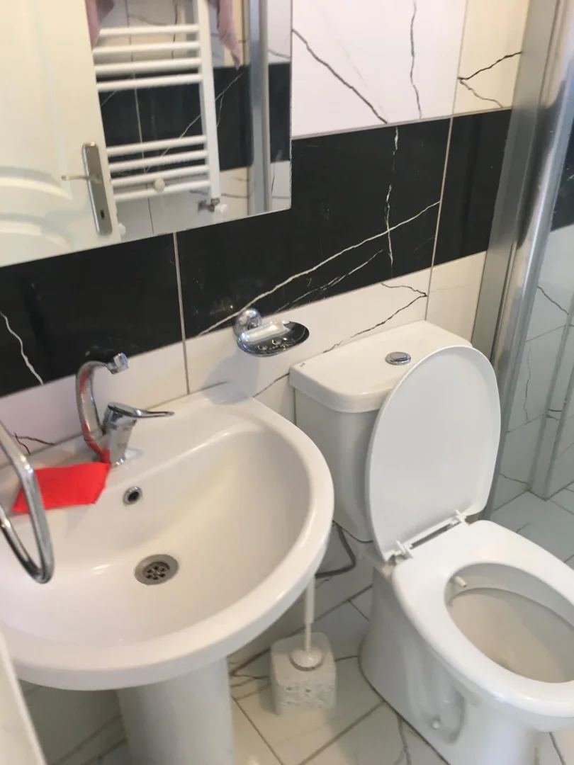 ÇARŞI MERKEZDE BELEDİYE KARŞISI 1+1 ( EŞYALI )