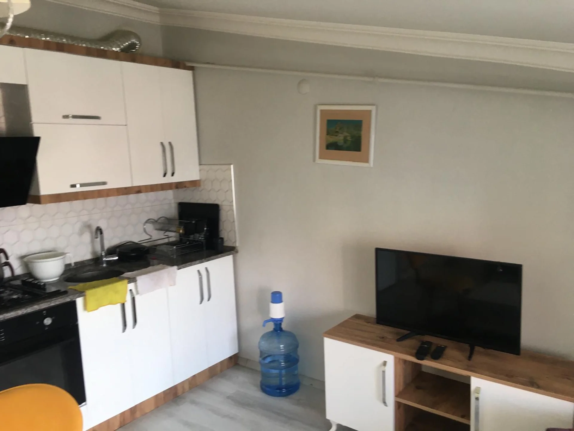 ÇARŞI MERKEZDE BELEDİYE KARŞISI 1+1 ( EŞYALI )