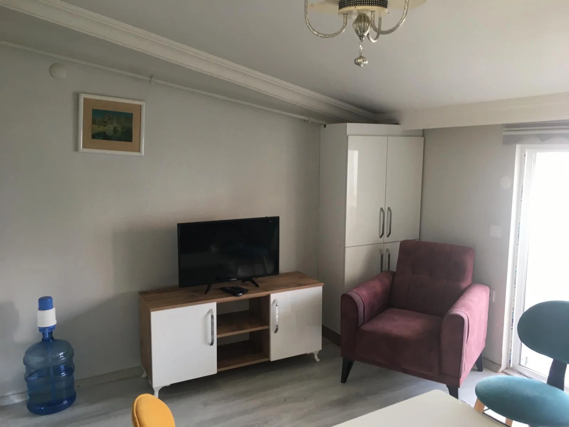 ÇARŞI MERKEZDE BELEDİYE KARŞISI 1+1 ( EŞYALI )
