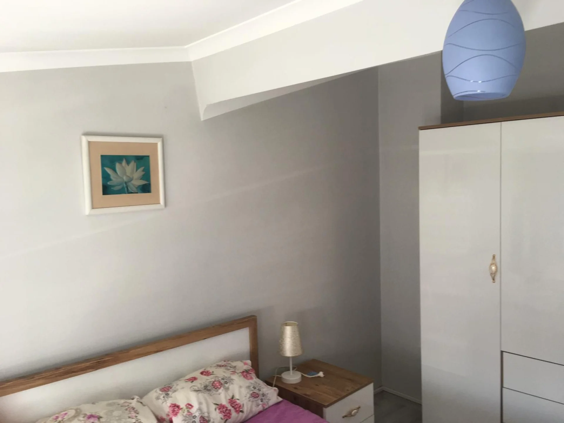 ÇARŞI MERKEZDE BELEDİYE KARŞISI 1+1 ( EŞYALI )